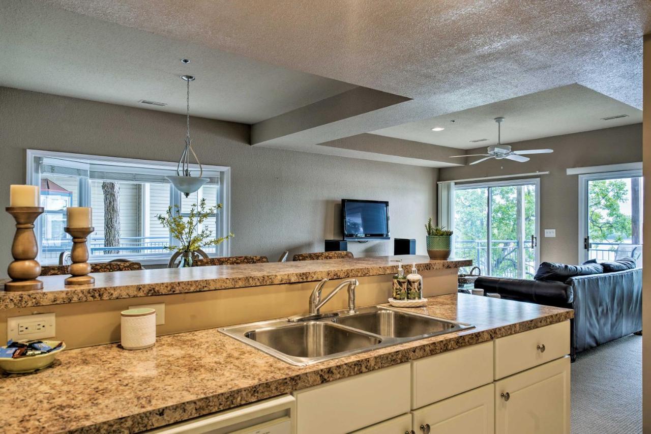 Waterfront Lake Ozark Condo With Deck And Pools 外观 照片